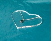 451556 Heart-shaped stand for a necklace,  with 2 top slots
